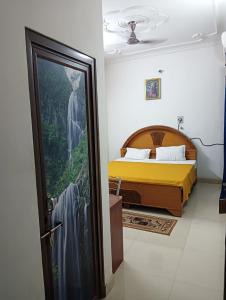 Postel nebo postele na pokoji v ubytování Varuna Palace Varanasi , Near Mandir & Ghat's