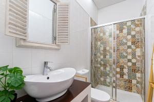 ein Badezimmer mit Waschbecken und Dusche in der Unterkunft Almada e Fado in Porto + 38 Fotos