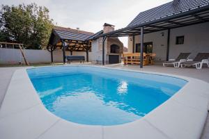 Πισίνα στο ή κοντά στο Holiday house Eva with pool