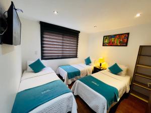 Un pat sau paturi într-o cameră la Apartamentos Aeropuerto Corferias