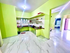 Η κουζίνα ή μικρή κουζίνα στο Royal Guest House +15 φωτογραφίες