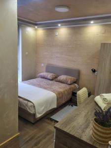 Rúm í herbergi á Prenociste Rooms Simke
