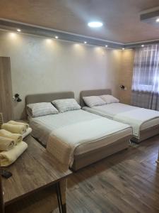 Rúm í herbergi á Prenociste Rooms Simke