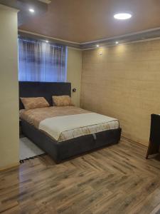 Rúm í herbergi á Prenociste Rooms Simke
