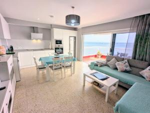 a living room with a couch and a table at Salinetas Terraza Playa in Telde