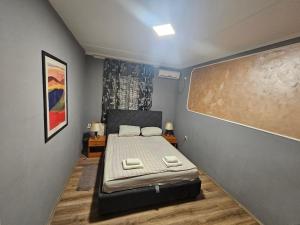 Rúm í herbergi á Prenociste Rooms Simke