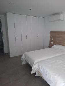 Postel nebo postele na pokoji v ubytování Kikere Studios