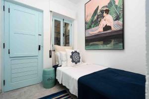 Giường trong phòng chung tại Promenade Townhouse- Roofterrace 3br Near Beaches