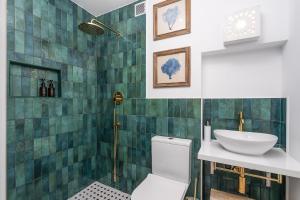 Phòng tắm tại Promenade Townhouse- Roofterrace 3br Near Beaches +35 ảnh