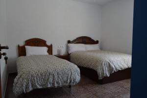 a bedroom with two beds at Casa Rural O Noso Lar in Raspay