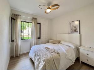 En eller flere senge i et værelse på Casa Almadrava + 6 billeder