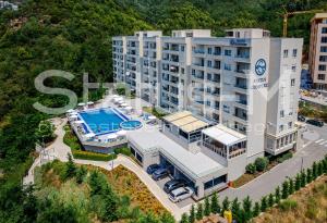 een luchtfoto van een gebouw met een zwembad bij Status-M Apartments 135 in Becici