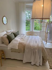 En eller flere senge i et værelse på Villa Solgården