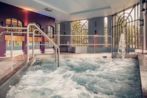 a hot tub with water fountains at Crowne Plaza Gerrards Cross by IHG in Beaconsfield +124 photos