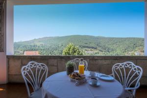 Uma vista geral da montanha ou uma vista da montanha a partir da casa de hóspedes