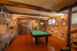 uma mesa de bilhar num quarto com paredes de pedra em Quinta do Terreiro - Turismo de Habitacao em Lamego