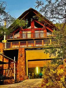 Una casa grande con un balcón en la parte superior. en Breakaway Bushveld Mansion at Olifantsrivier ,Presidentsrus, en Botshabelo