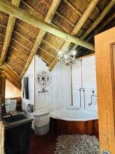 Un baño con bañera en una habitación. en Breakaway Bushveld Mansion at Olifantsrivier ,Presidentsrus, en Botshabelo