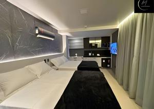 ein Hotelzimmer mit Bett und Küche in der Unterkunft LM Get One in João Pessoa