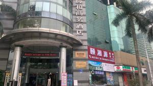 ein Gebäude mit Schildern an der Seite in der Unterkunft Yixuan Yasi Apartment-free shuttle during the Canton Fari in Guangzhou + 11 Fotos