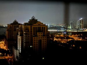Vista generica su Putrajaya o vista sulla città dall'interno dell'appartamento