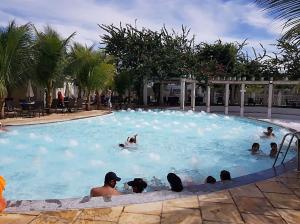 un groupe de personnes dans une grande piscine dans l'établissement Lacqua Di Roma - Apartamento confortavel e completo com varanda, à Caldas Novas 31 autres photos
