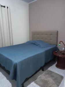 Ένα ή περισσότερα κρεβάτια σε δωμάτιο στο apartamento confortável