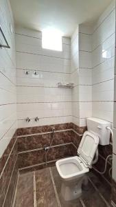 ShivāpurにあるNandi Groupstayのトイレと浴槽付きのバスルーム