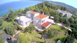 una vista aérea de una gran casa blanca en Villa Achilleos, en Possidi