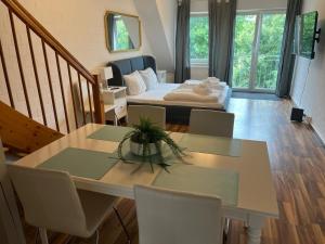 a living room with a dining table and a bed at Alt Mölln, Apartment 11 in Alt Mölln