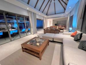 Χώρος καθιστικού στο New luxury villa with maid Anchan Tropicana