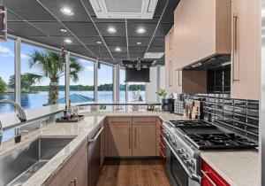 Η κουζίνα ή μικρή κουζίνα στο The Glass Mansion w/Optional Boat Rental