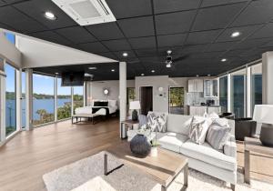Χώρος καθιστικού στο The Glass Mansion w/Optional Boat Rental