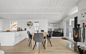 Η κουζίνα ή μικρή κουζίνα στο Holiday Home Buskvej Bjert Denmark