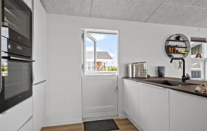 Η κουζίνα ή μικρή κουζίνα στο Holiday Home Buskvej Bjert Denmark