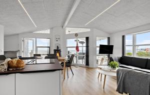 Μια τηλεόραση ή/και κέντρο ψυχαγωγίας στο Holiday Home Buskvej Bjert Denmark
