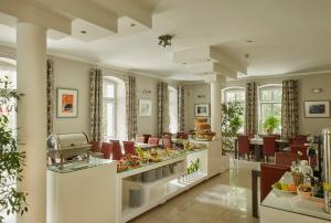 a restaurant with chairs and a buffet with food at Impresja Art Resort in Duszniki Zdrój