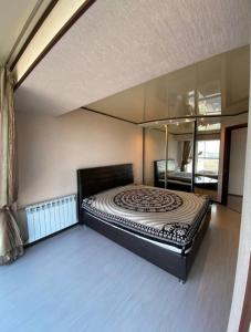 una camera da letto con un letto grande in una stanza di проспект Мира 35 Апартаменты a Kryvyj Rih