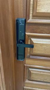 Douar Oulad HamoudaにあるAppartement à 10 min de la plageの木製の施錠付き扉