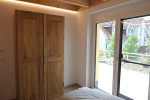 Postel nebo postele na pokoji v ubytování Ferienwohnung, 2 Zimmer, 4 bis 6 Personen, 67 qm, mit großem Balkon, entlang am Fluss, an der Aach, am Bodensee, nah am Naturschutzgebiet