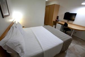 TV a/nebo společenská místnost v ubytování Oitis Hotel