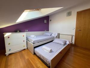 En eller flere senge i et værelse på YourHouse Aldo