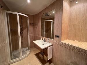 Et badeværelse på YourHouse Aldo + 28 billeder