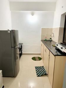 eine Küche mit einem Kühlschrank aus Edelstahl und einer Theke in der Unterkunft Dolphin service apptment in Calangute + 8 Fotos