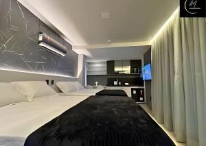 Un dormitorio con una cama grande en una habitación. en LM Get One, en João Pessoa 37 fotos más