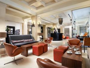 a living room with a couch and chairs at London Bridge Hotel in London