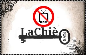 a sign that says lacrite with a no smoking sign at La chiè in Molfetta