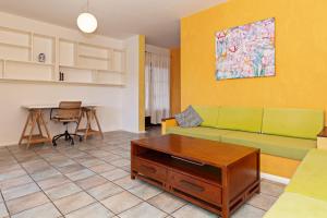 ein Wohnzimmer mit Sofa und Tisch in der Unterkunft 4BR Yaiza Relax House - Terrace & Mountain in Yaiza + 22 Fotos