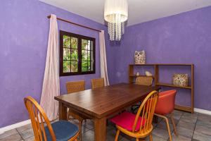 ein Esszimmer mit einem Holztisch und Stühlen in der Unterkunft 4BR Yaiza Relax House - Terrace & Mountain in Yaiza