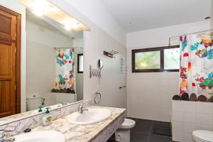 ein Badezimmer mit Waschbecken und Toilette in der Unterkunft 4BR Yaiza Relax House - Terrace & Mountain in Yaiza